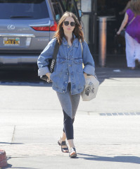 Lily Collins – Gets Some Coffee and Grocery in Beverly Hills фото №1002276