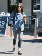 Lily Collins – Gets Some Coffee and Grocery in Beverly Hills фото №1002275