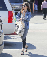 Lily Collins – Gets Some Coffee and Grocery in Beverly Hills фото №1002274