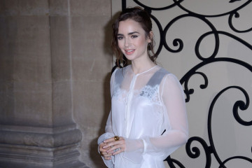 Lily Collins – Givenchy Fashion Show in Paris, PFW фото №999721