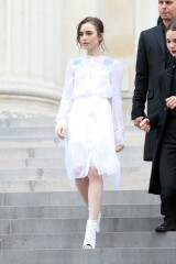 Lily Collins – Givenchy Fashion Show in Paris, PFW фото №999720