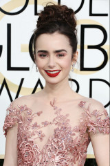 Lily Collins – Golden Globe Awards in Beverly Hills фото №932425