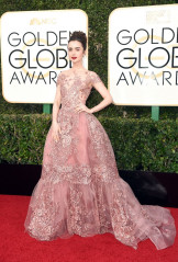 Lily Collins – Golden Globe Awards in Beverly Hills фото №932423
