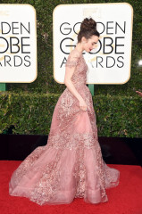 Lily Collins – Golden Globe Awards in Beverly Hills фото №932420