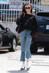 Lily Collins – Heading for Lunch at Tokyo Cube in Studio City 04/24/2018 фото №1065018