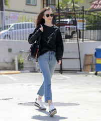 Lily Collins – Heading for Lunch at Tokyo Cube in Studio City 04/24/2018 фото №1065019