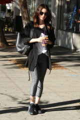Lily Collins in Spandex – Picks Up Iced Coffee in West Hollywood фото №1001717