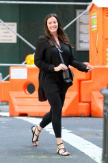 LIV TYLER Out and About in New York 08/20/2017  фото №994710