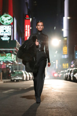 Michael Kors Fall/Winter 2021 Fashion Show in New York фото №1321654