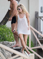 Lottie Moss in white mini dress in Barbados фото №928748