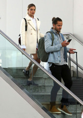 Margot Robbie and Husband Tom Ackerley – Catch a Flight out of New York фото №959654