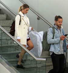 Margot Robbie and Husband Tom Ackerley – Catch a Flight out of New York фото №959655