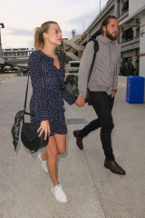 Margot Robbie With Tom Ackerley Arrives at LAX Airport in Los Angeles фото №931451