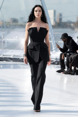 Alexander McQueen Spring/Summer 2023 Fashion Show in Paris фото №1353214
