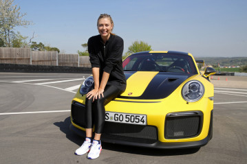 Maria Sharapova - driving a Porsche 911 RT2 RS with Mark Webber in Stuttgart фото №1064061