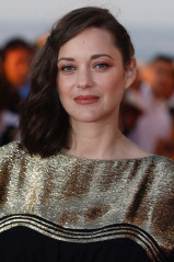 Marion Cotillard – Cabourg Film Festival Closing Ceremony  фото №975882