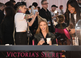 Martha Hunt – Victoria’s Secret Fashion Show Backstage 2018  фото №1172985