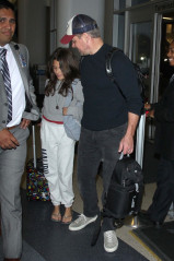 Matt Damon catching a flight out of LAX airport in Los Angeles фото №1057424