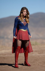 MELISSA BENOIST for Supergirl, Season 1 Promos фото №945090