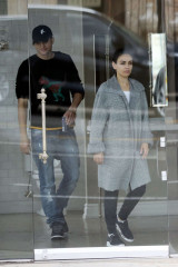 Mila Kunis and Ashton Kutcher – Shopping in LA фото №1056392