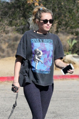 Miley Cyrus Hike With Her Dog, Mary Jane in Studio City фото №1034882
