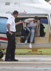 MIRANDA KERR - Arrives at a Airport in Sydney  фото №1011330