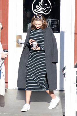 Pregnant Miranda Kerr Out for Lunch in Brentwood 01/21/2018 фото №1039382