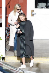 Pregnant Miranda Kerr Out for Lunch in Brentwood 01/21/2018 фото №1039381