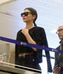  Miranda Kerr in Black Jeans at LAX Airport in LA фото №930869