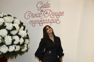 Monica Bellucci – Red Cross Ball in Monte Carlo фото №986107