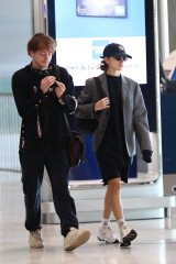 Natalia Dyer and Charlie Heaton Arrive at CDG Airport in Paris 09/23/2019 фото №1250518