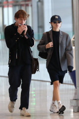 Natalia Dyer and Charlie Heaton Arrive at CDG Airport in Paris 09/23/2019 фото №1250517