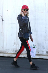 Natalia Dyer in Tights – Shopping at Bristol Farms in Beverly Hills фото №1056311