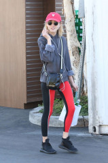 Natalia Dyer in Tights – Shopping at Bristol Farms in Beverly Hills фото №1056310