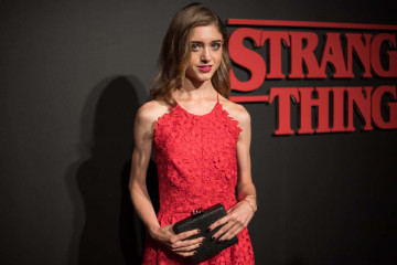 Natalia Dyer – ‘Stranger Things’ Premiere in Los Angeles фото №1049348