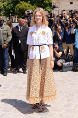 Natalia Vodianova - attends Christian Dior fashion show FW 2017 in Paris фото №979288