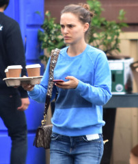 Natalie Portman – Buying Coffee in Los Angeles 03/22/2018 фото №1056056