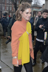 Olivia Palermo – Arriving to Christopher Kane Show at LFW фото №1044480