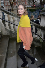 Olivia Palermo – Arriving to Christopher Kane Show at LFW фото №1044479