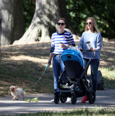 Olivia Wilde – Walking Her Dog in a Park in NYC фото №1001151