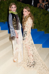 Mary-Kate and Ashley Olsen at MET Gala in New York фото №961411