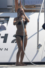 Pamela Anderson shows off her hot body in a black bikini on vacation in France фото №986972