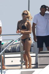 Pamela Anderson shows off her hot body in a black bikini on vacation in France фото №986989