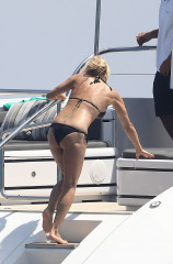 Pamela Anderson shows off her hot body in a black bikini on vacation in France фото №986986