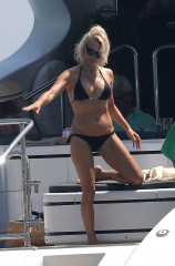 Pamela Anderson shows off her hot body in a black bikini on vacation in France фото №986982