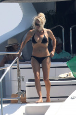 Pamela Anderson shows off her hot body in a black bikini on vacation in France фото №986975