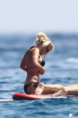 Pamela Anderson shows off her hot body in a black bikini on vacation in France фото №986984