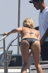 Pamela Anderson shows off her hot body in a black bikini on vacation in France фото №986970