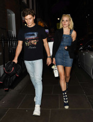 Pixie Lott and Oliver Cheshire enjoy a date night in London фото №954191