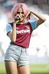 Pixie Lott – Performing At Half Time in West Ham V Everton Football Match  фото №958530